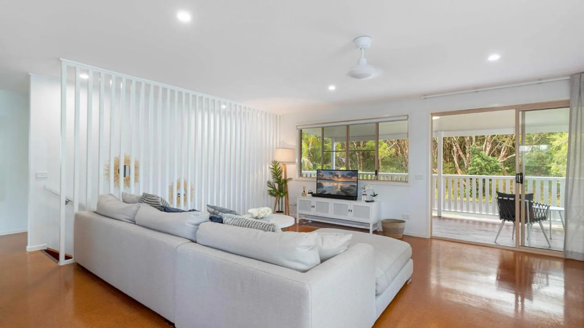 Spacious 4-Bed House Metres From Beach Caloundra Holiday home