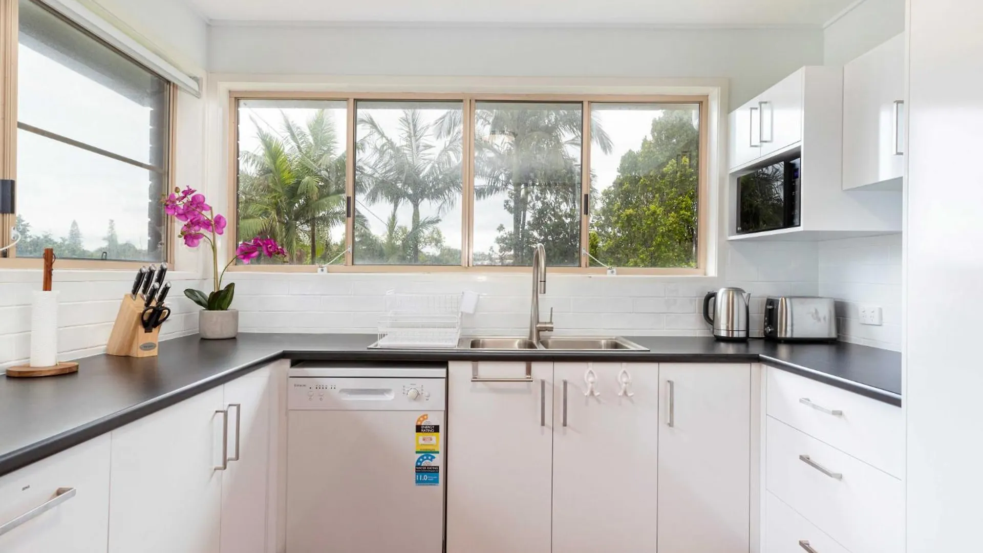 Spacious 4-Bed House Metres From Beach Caloundra 0*,