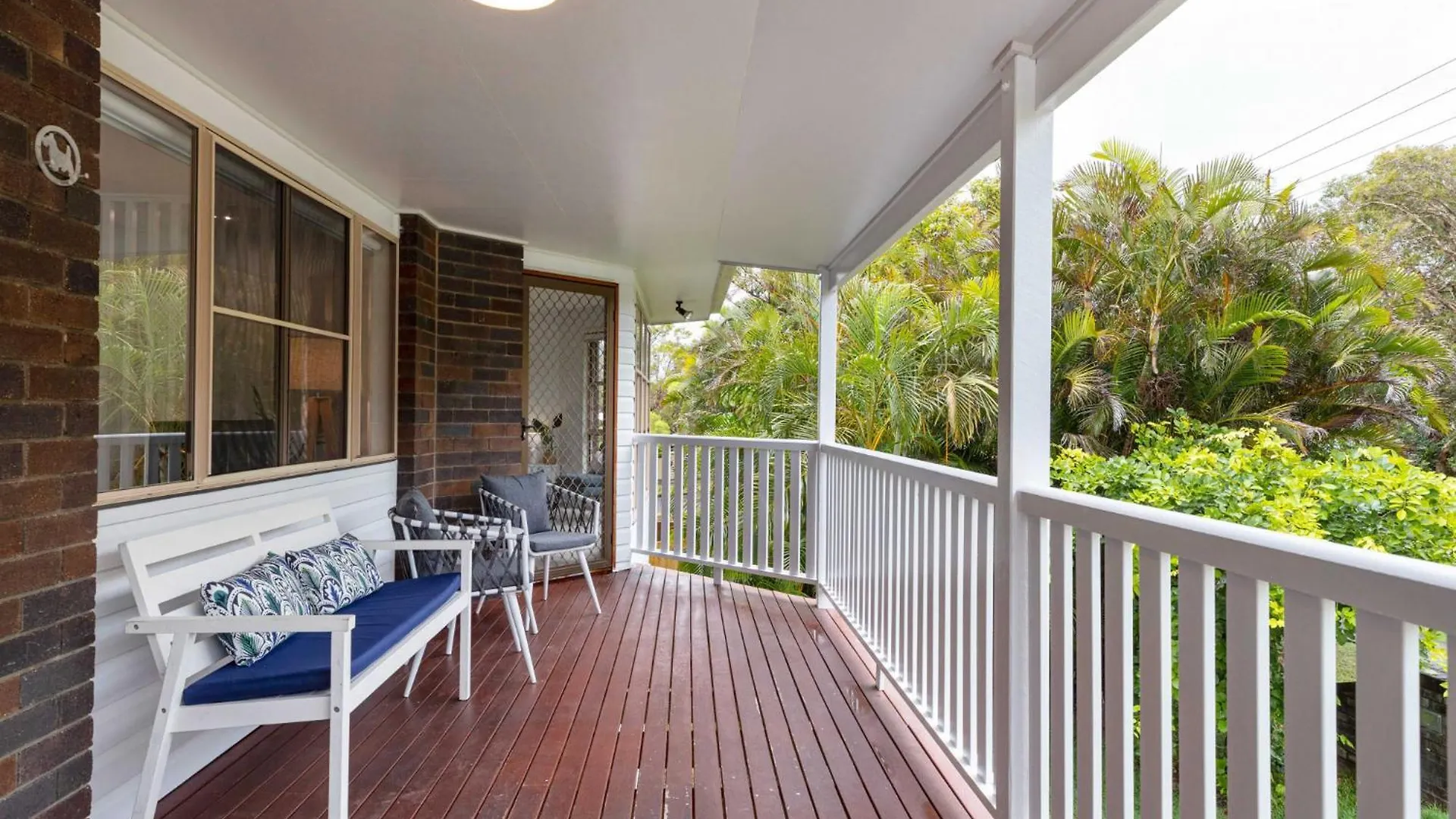 Spacious 4-Bed House Metres From Beach Caloundra Holiday home