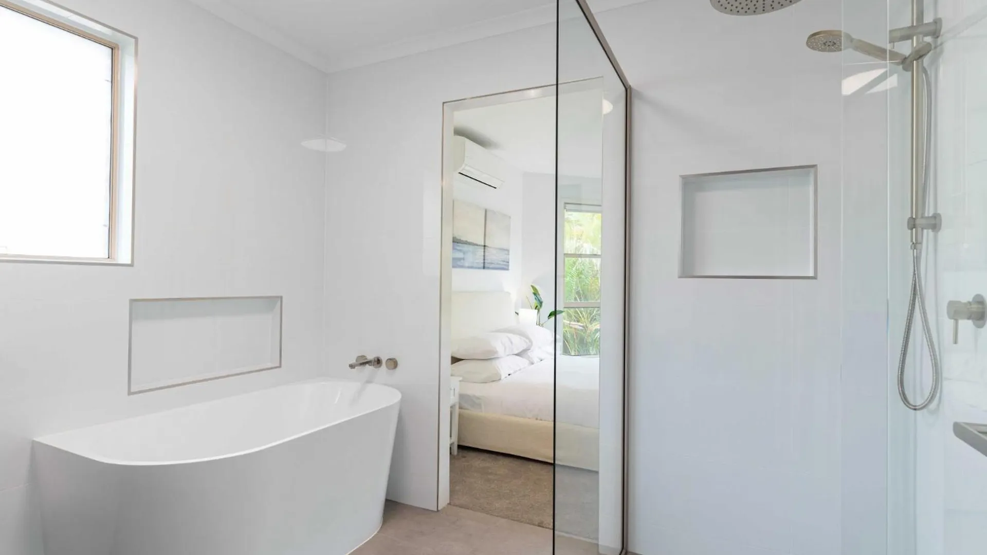 Spacious 4-Bed House Metres From Beach Caloundra 0*,