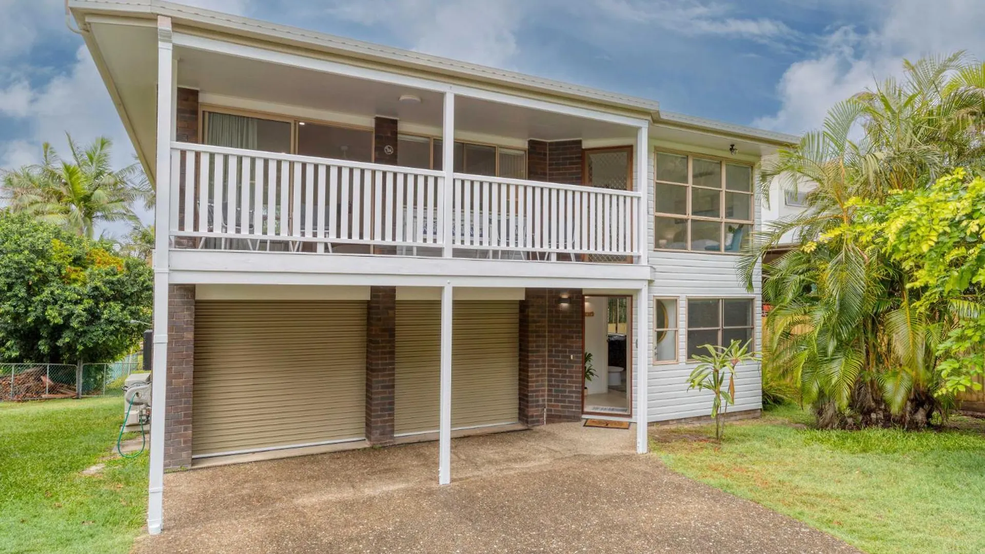 Spacious 4-Bed House Metres From Beach Caloundra 0*,